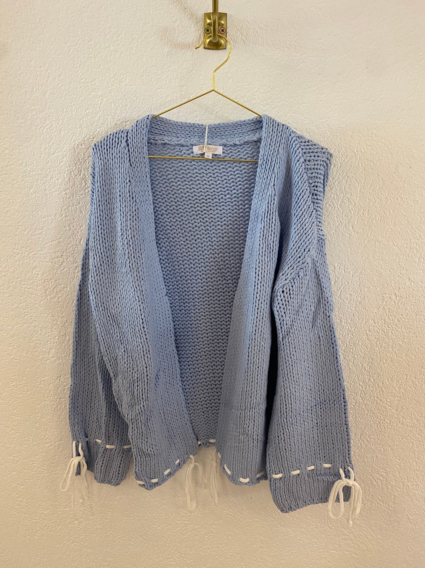 Strickjacke mit weißer Naht versch. Farben