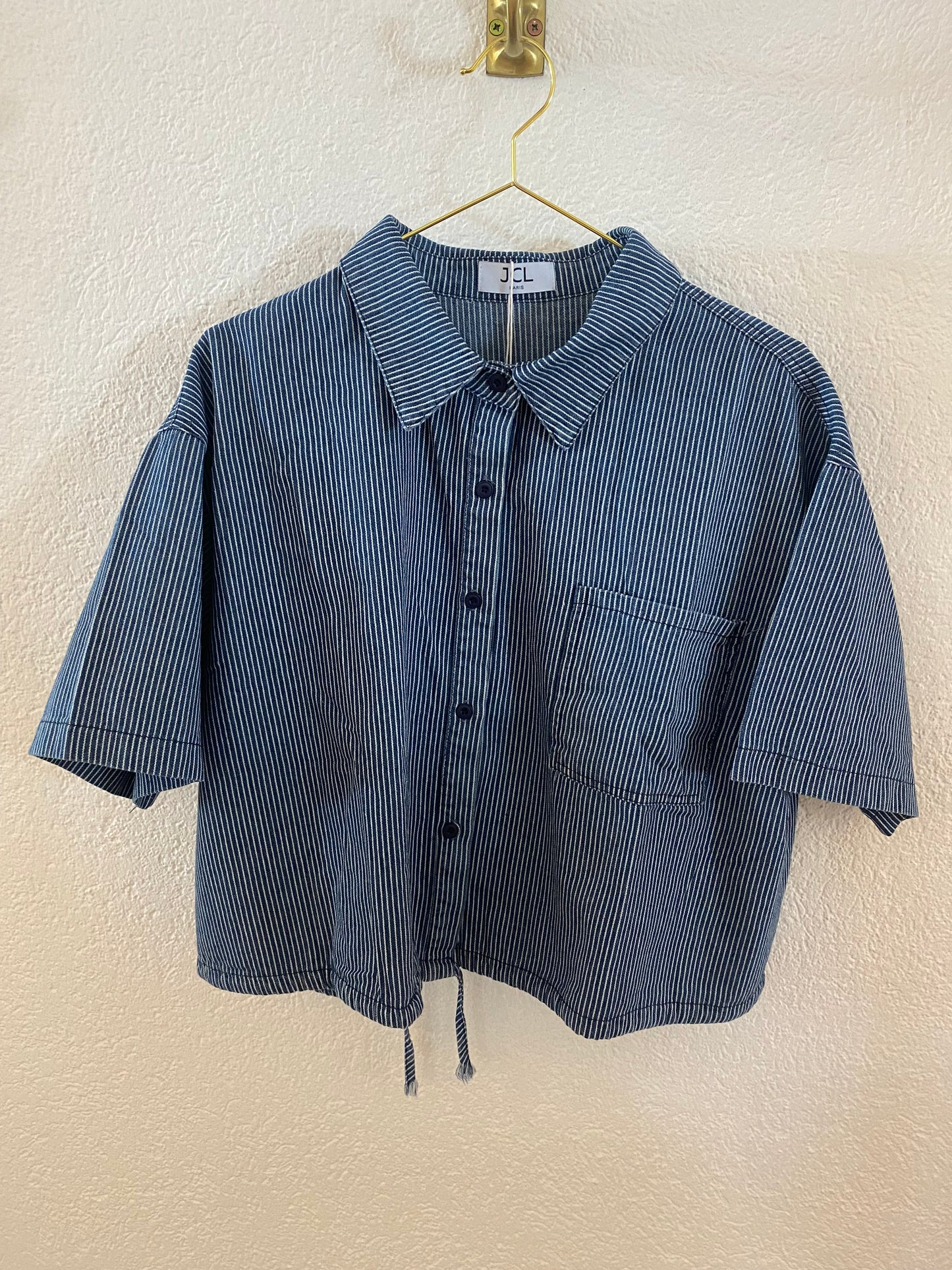 Blaues, gestreiftes Hemd