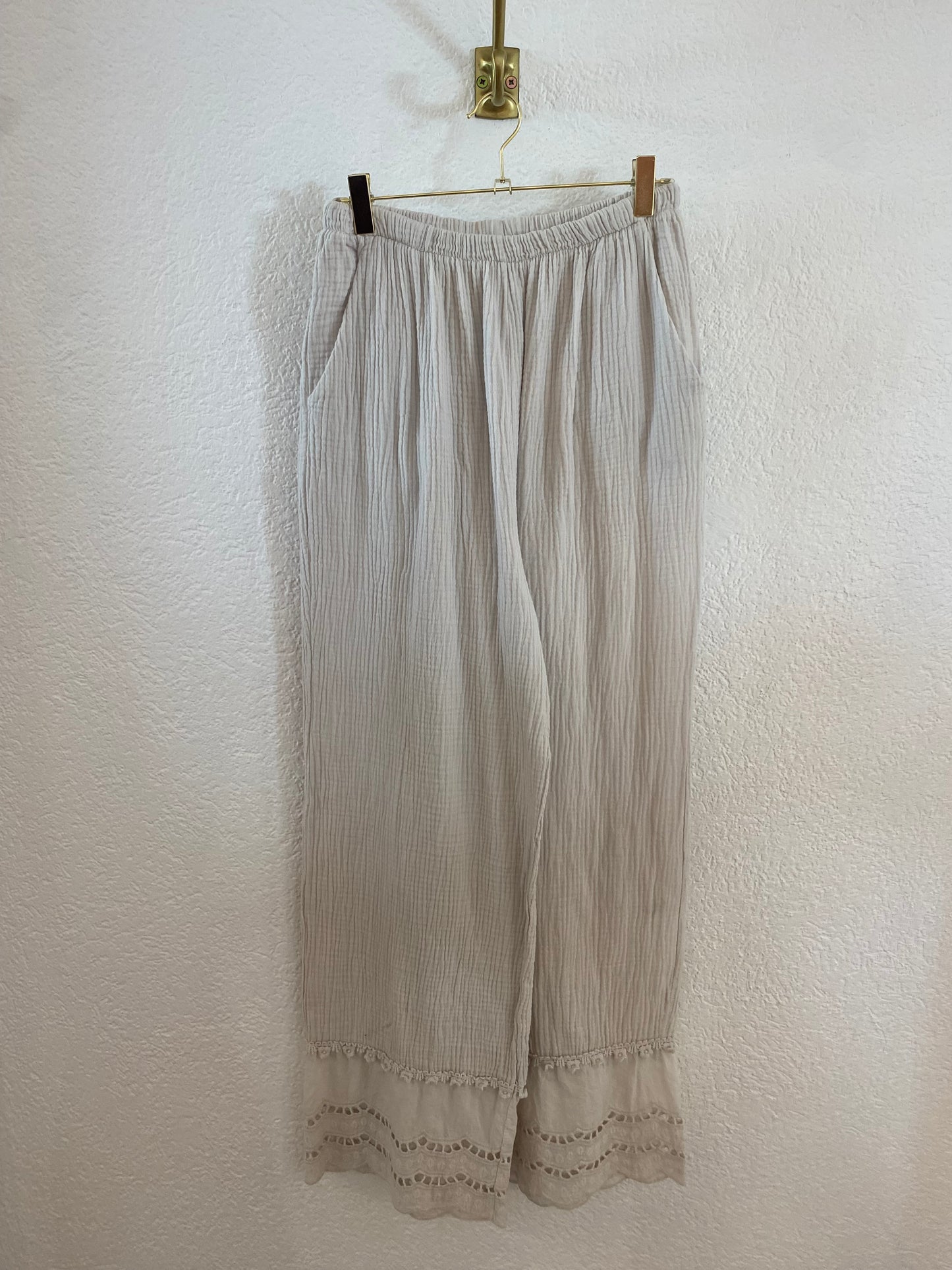 Musselinhose mit Spitzendetail