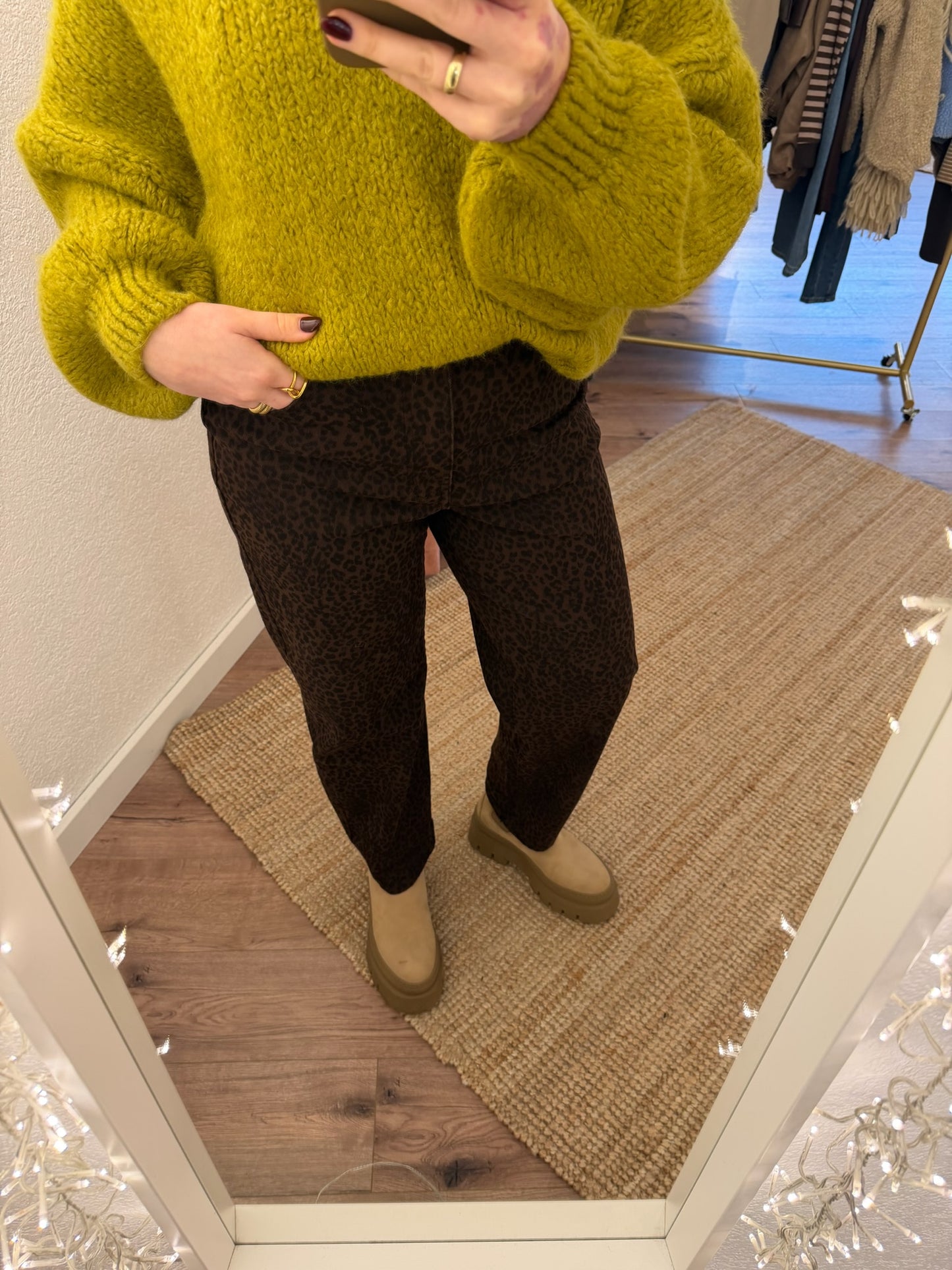 Momjeans mit Leoprint