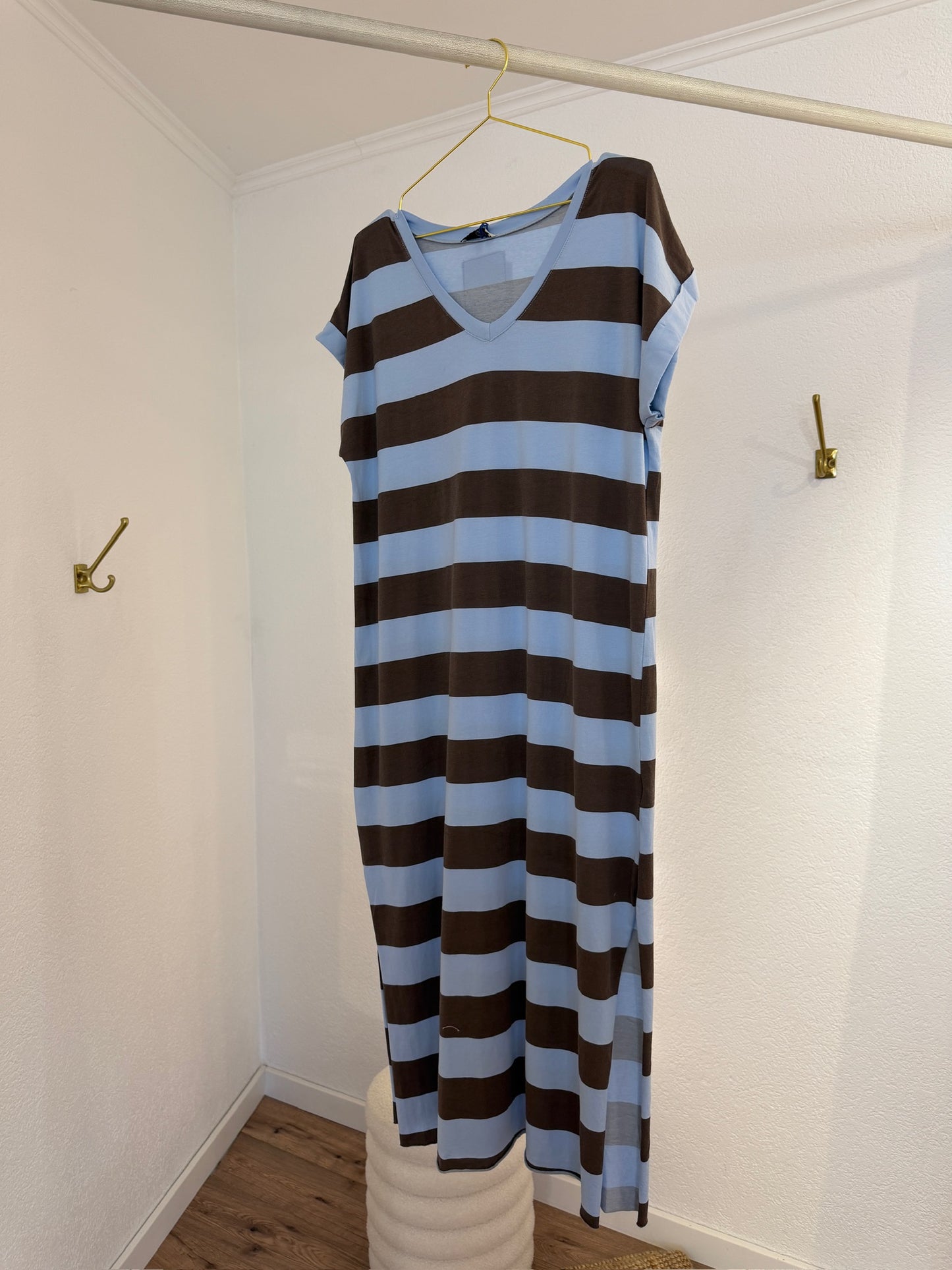Dünnes Streifenkleid mit V-Ausschnitt versch. Farben