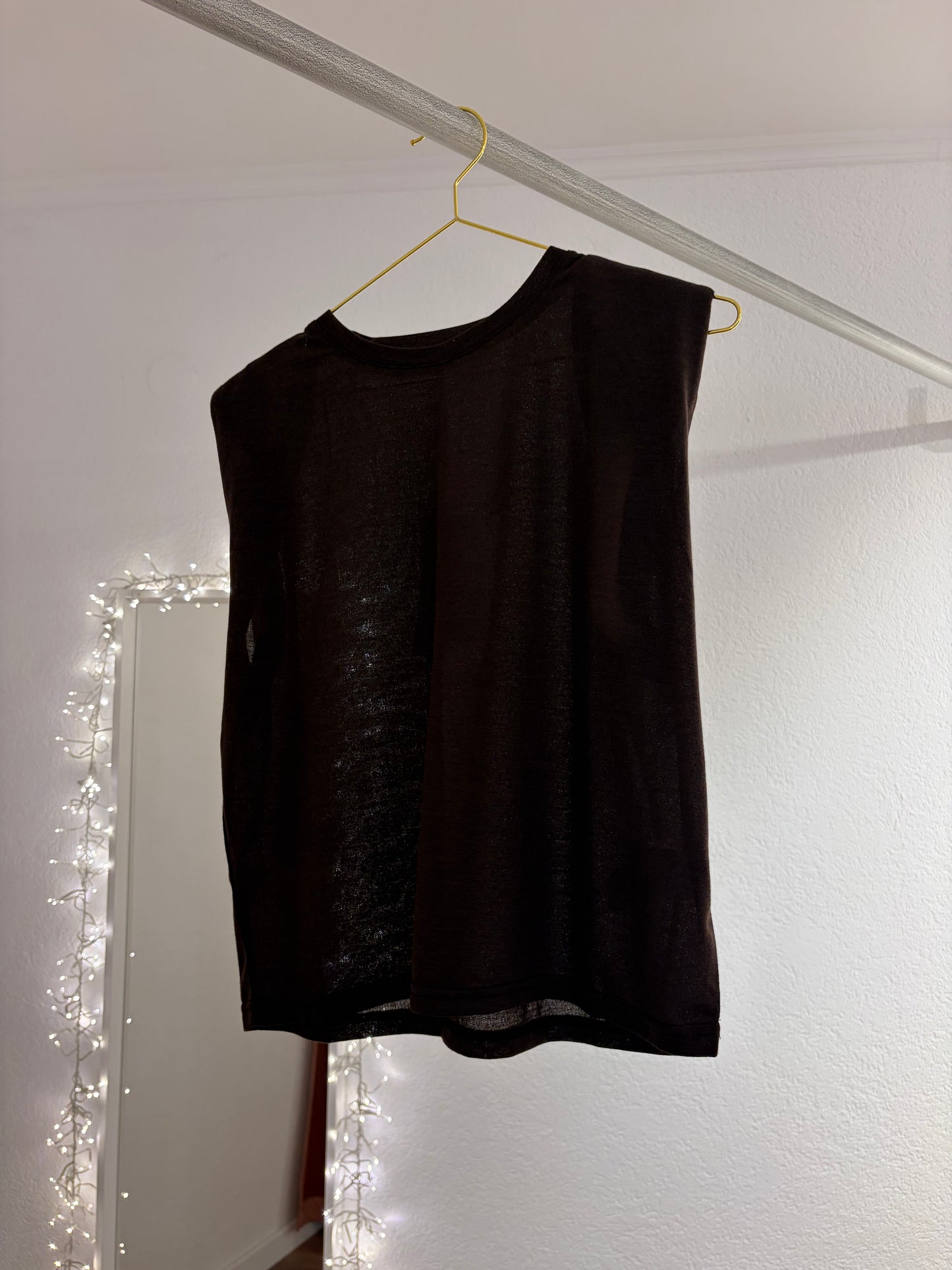 Leichtes Top mit Schulterpolster versch. Farben