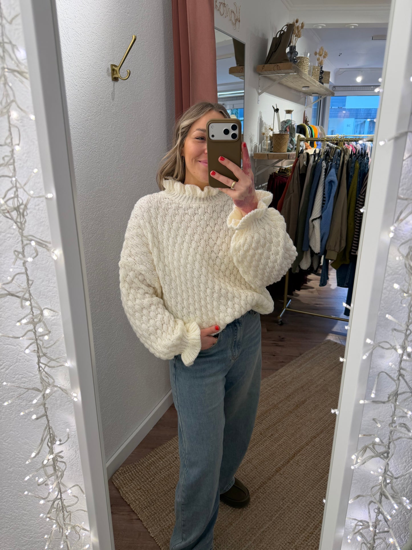 Strickpulli mit Rüschen