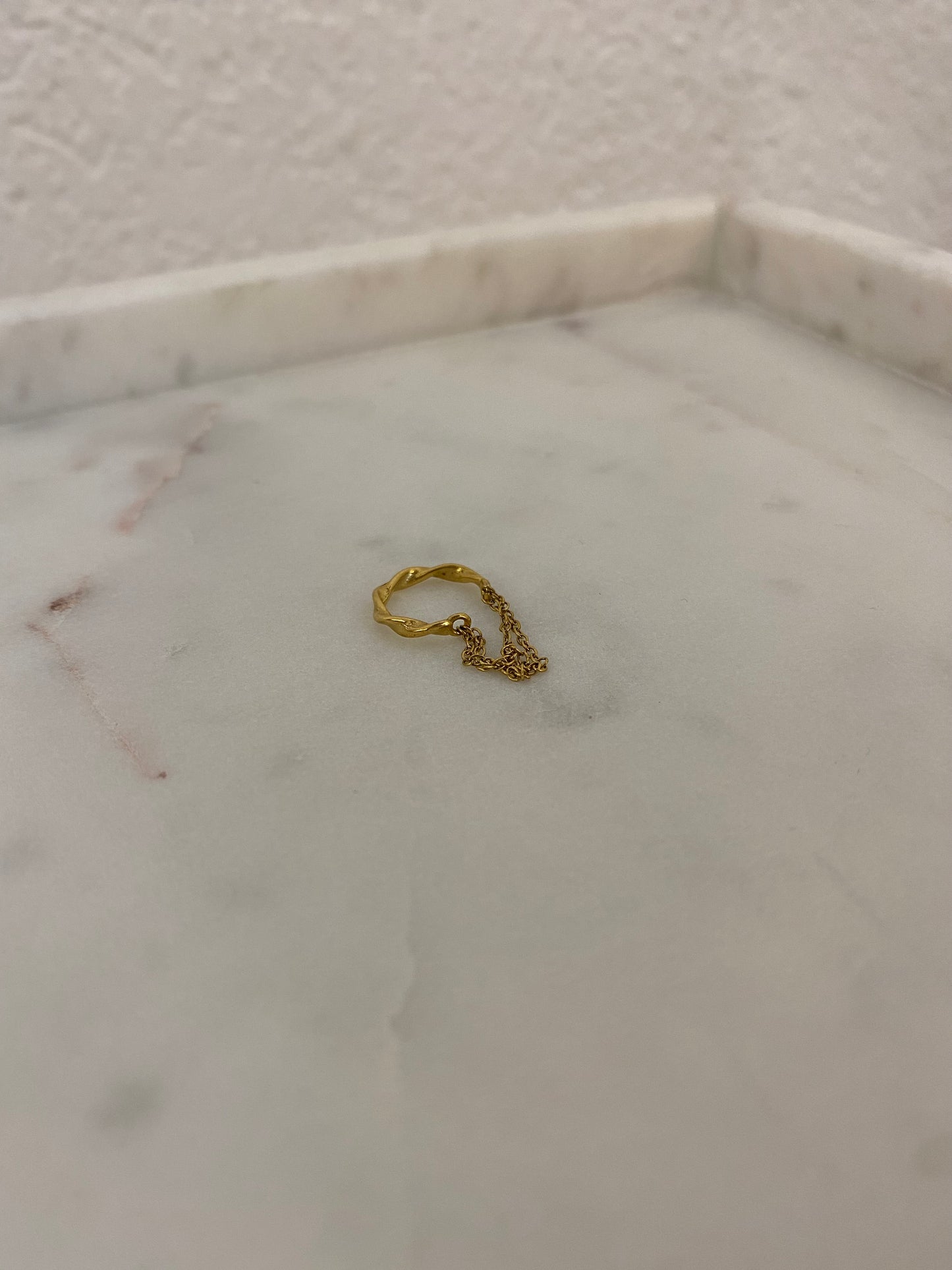 Earcuff eingedreht mit Kette