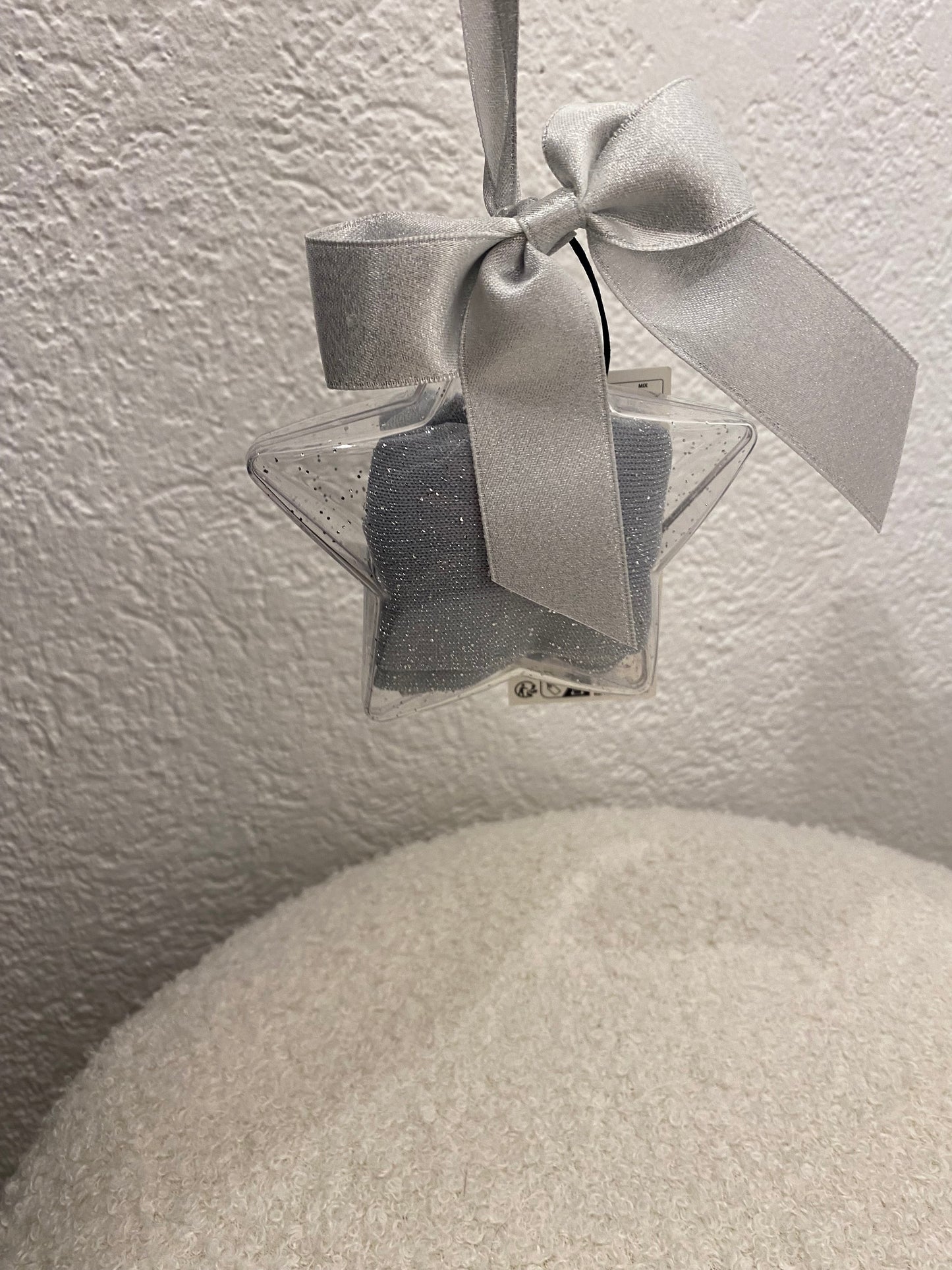 Süße Socken in Weihnachtskugeln