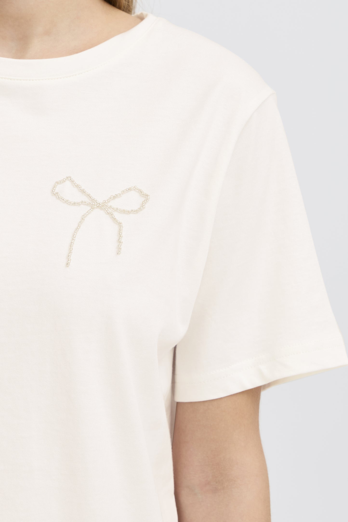 T-Shirt mit Perlenschleife