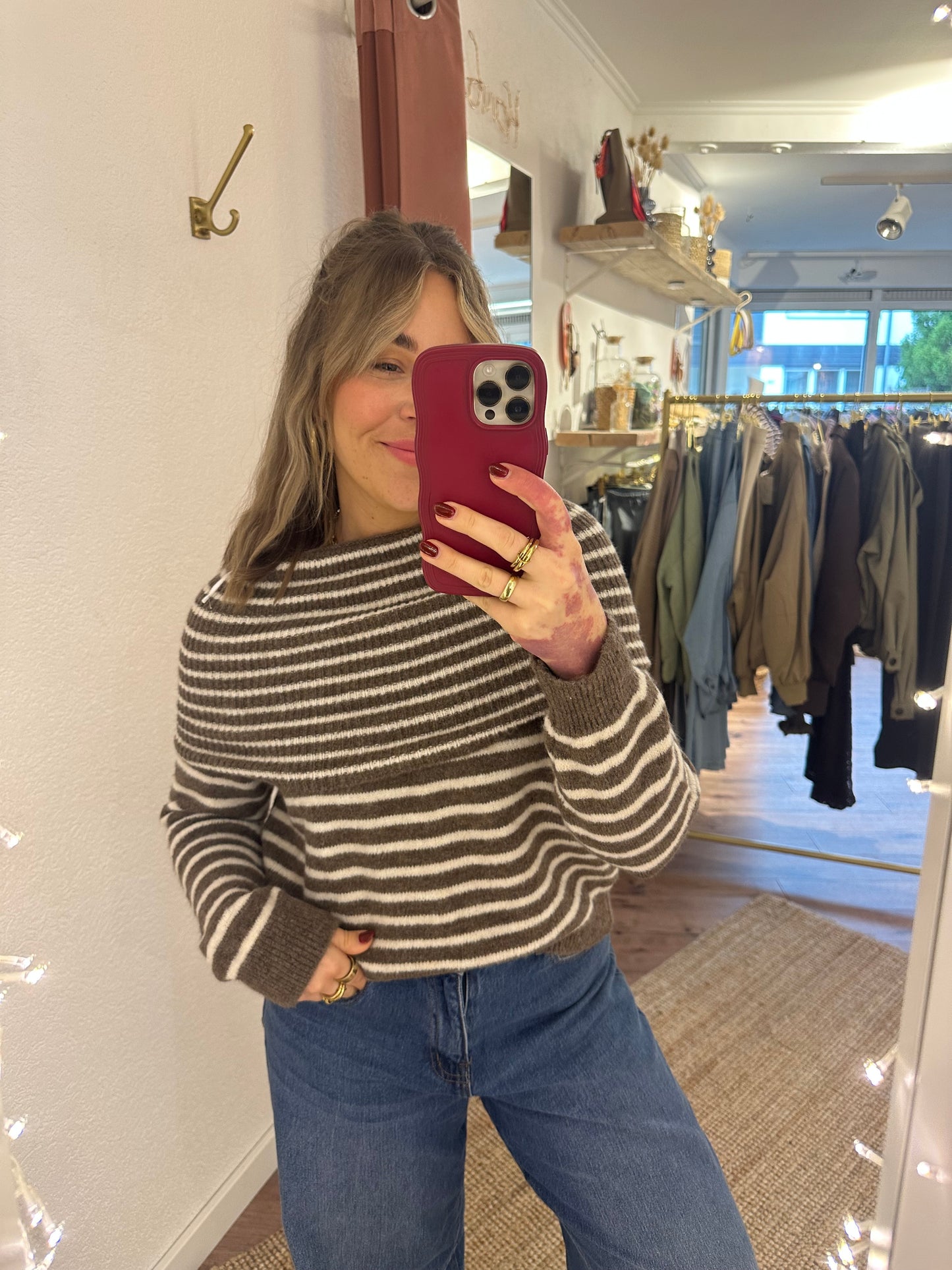 Gestreifter Off-Shoulder Strickpulli