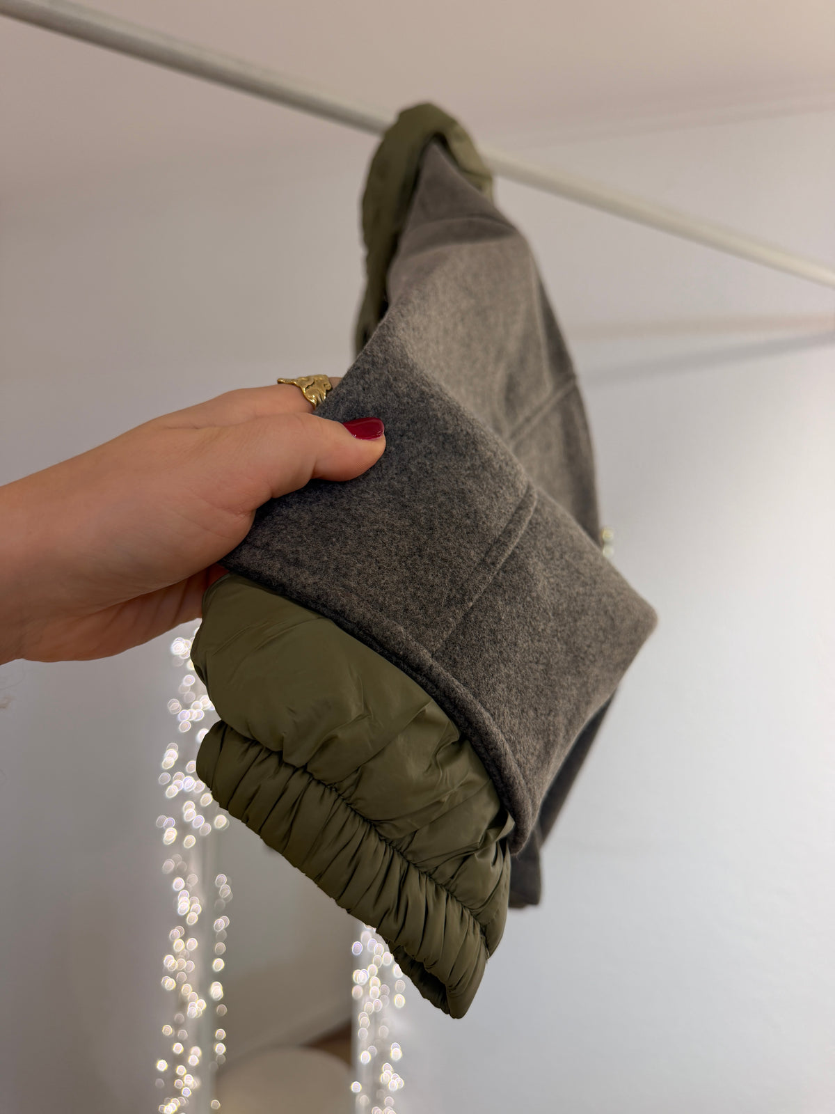 Jacke mit abnehmbarer Kapuze