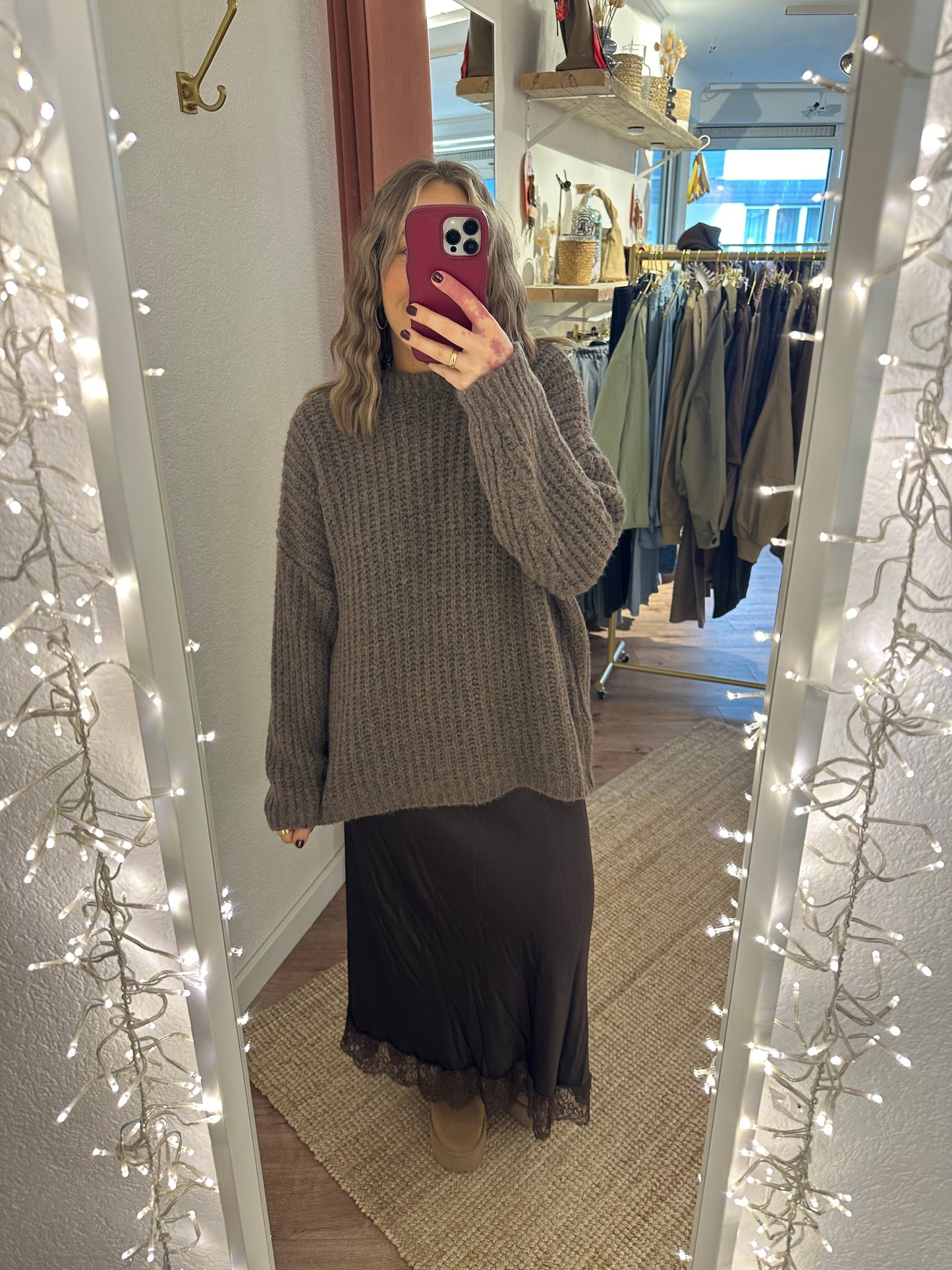 Rock in Seidenoptik mit Spitze