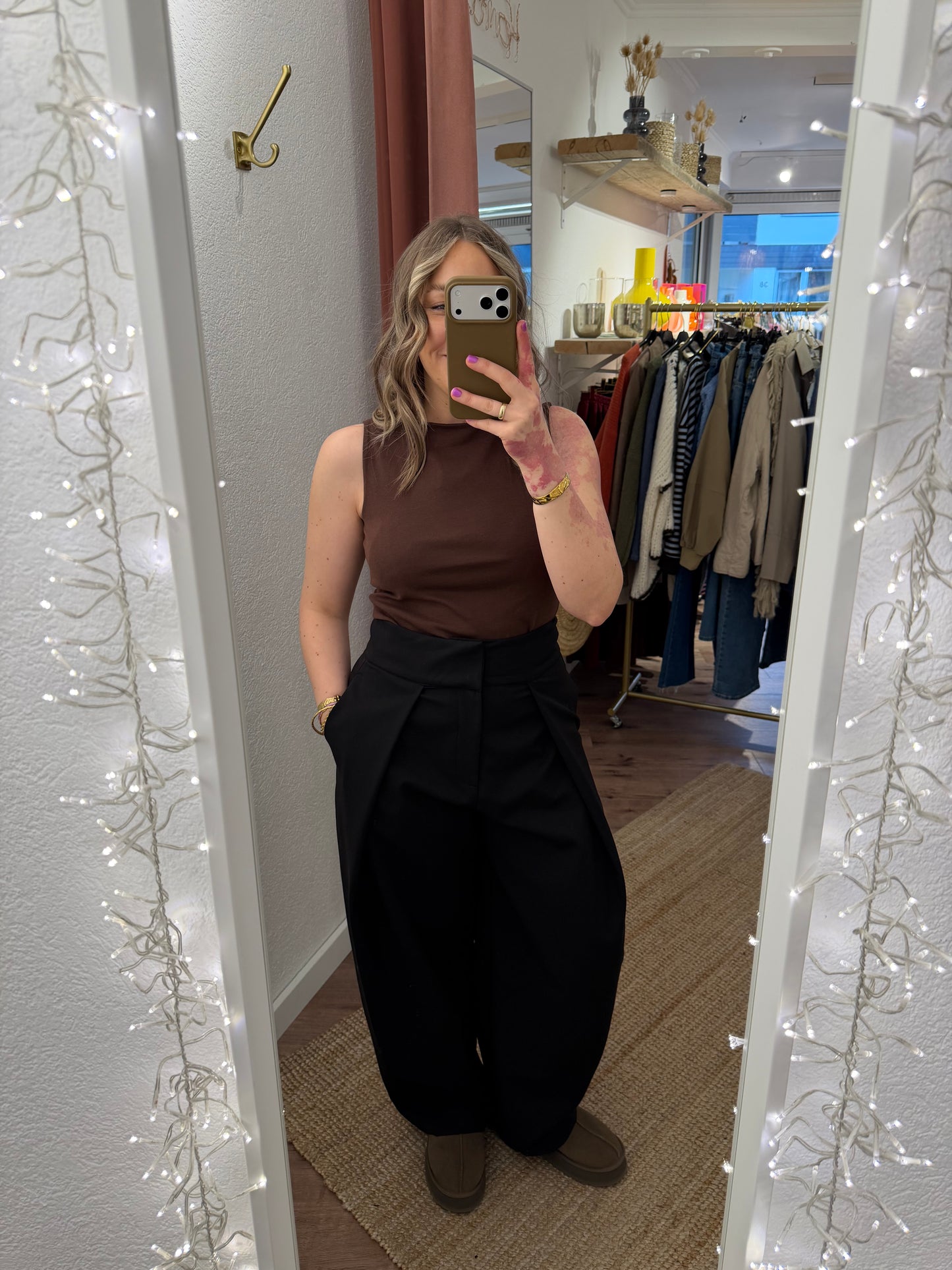 Hochgeschnittene Bundfaltenhose