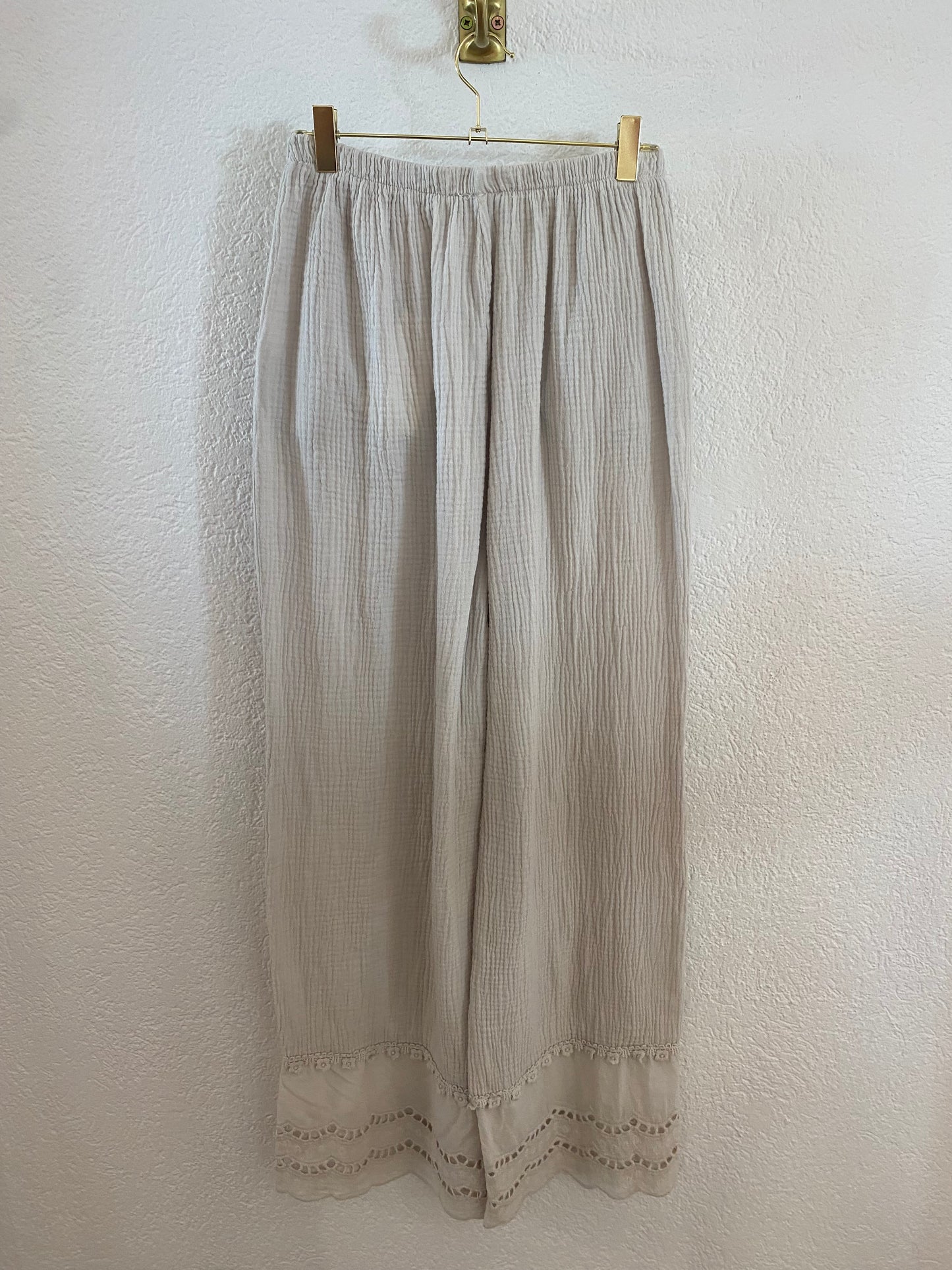 Musselinhose mit Spitzendetail