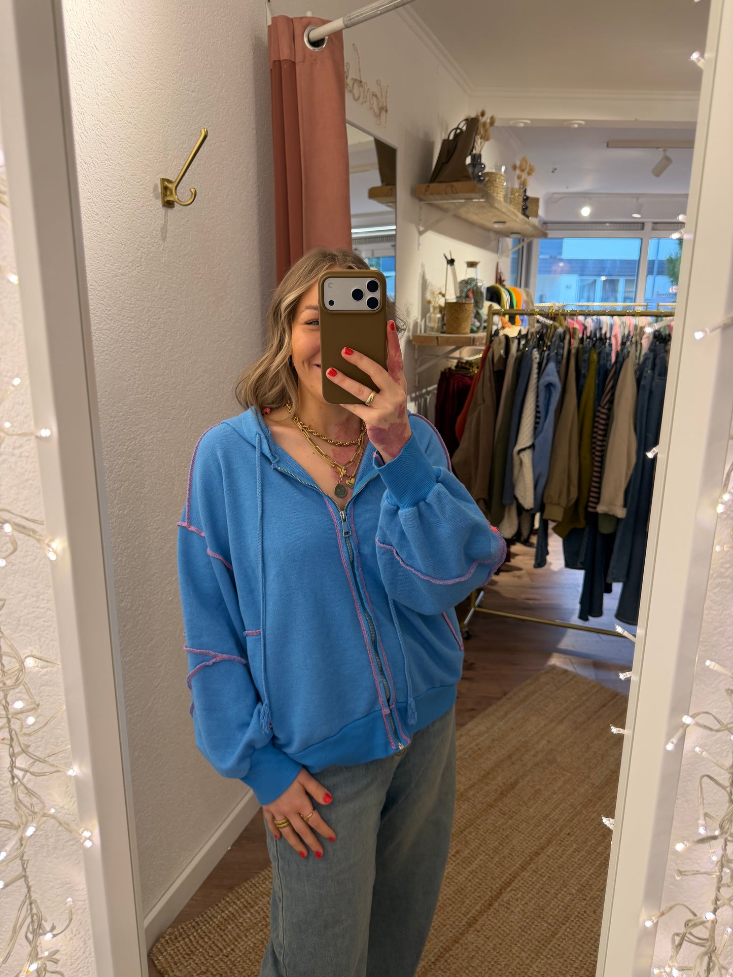 Oversize Zipper mit sichtbaren Nähten