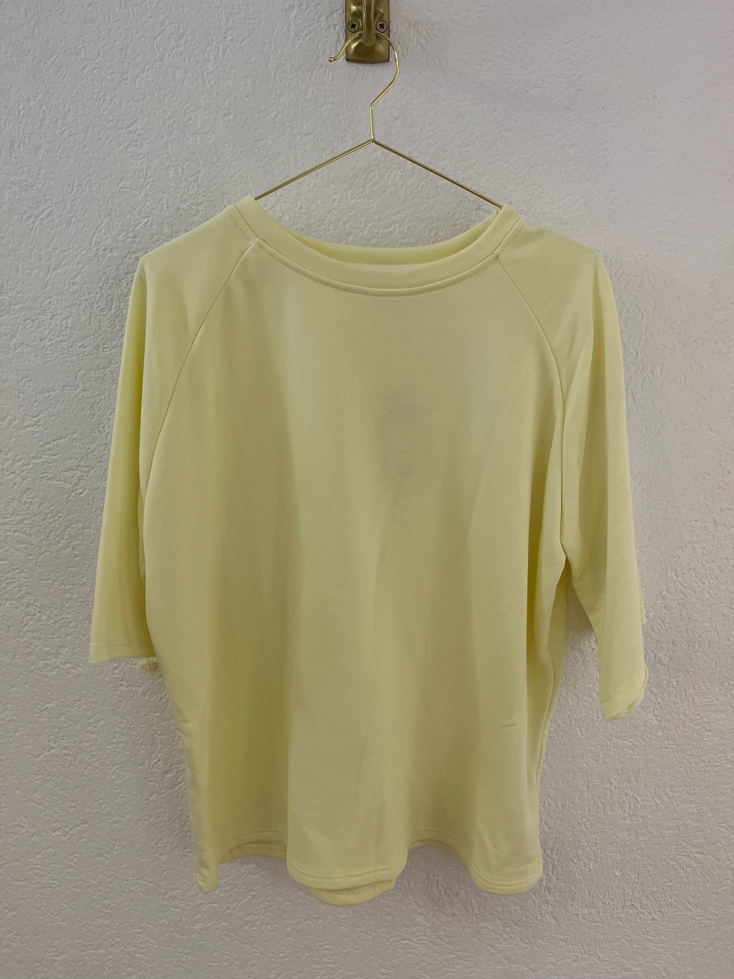 T-Shirt mit ausgefransten Ärmeln versch. Farben