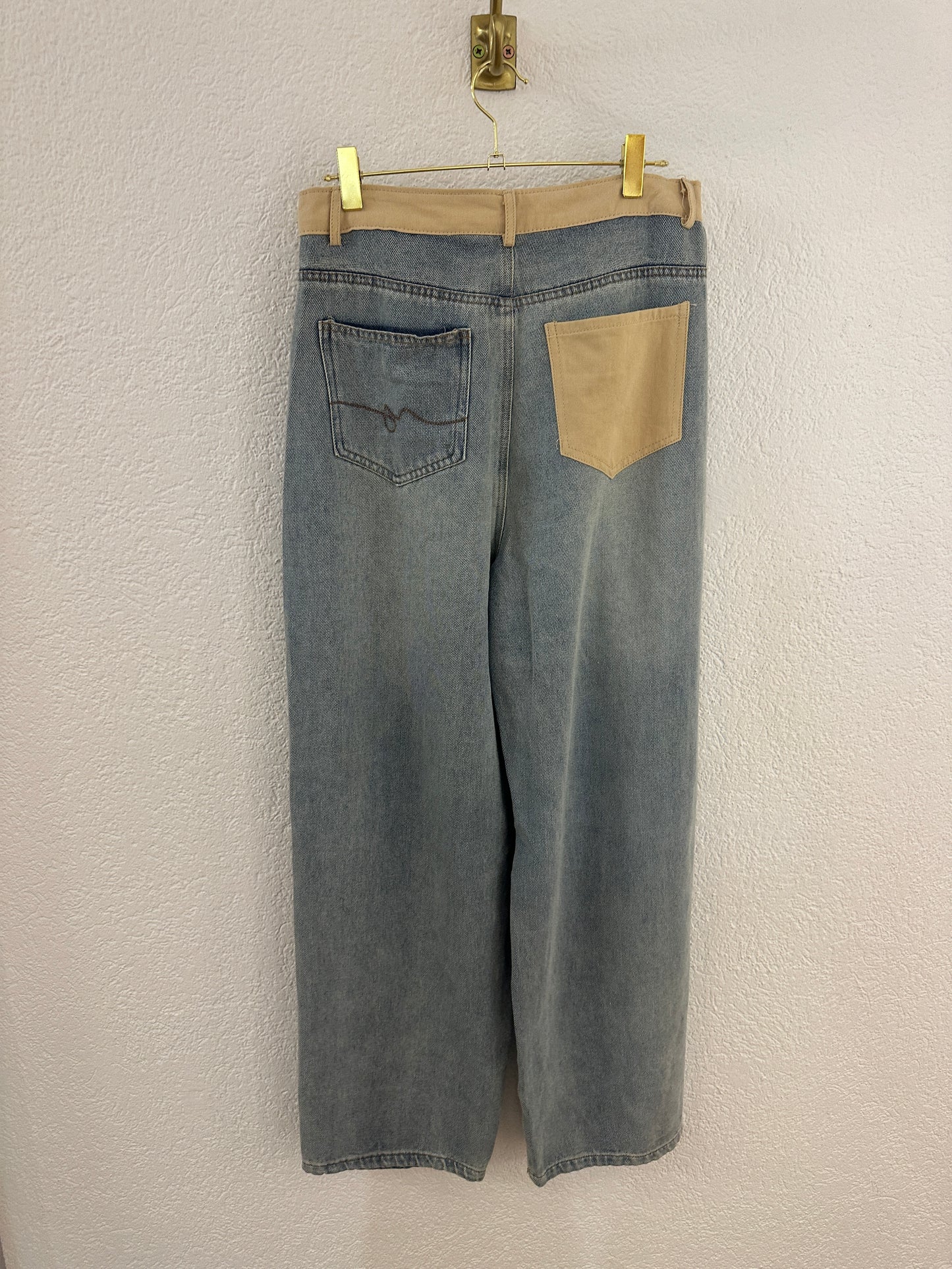Jeans mit Bindegürtel