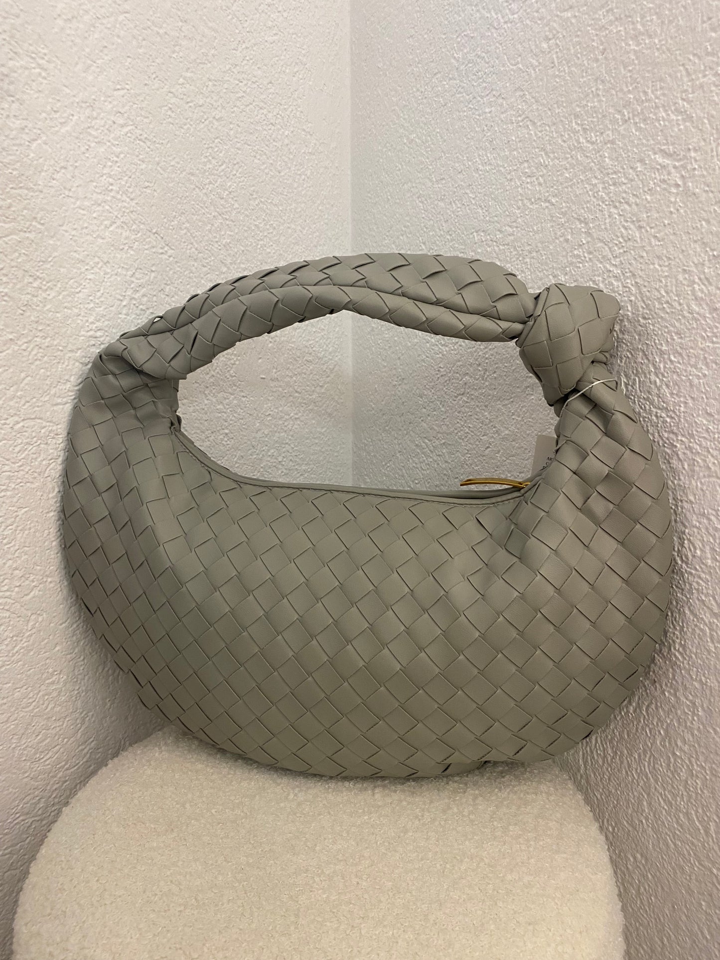 Große geflochtene Tasche mit Knoten in versch. Farben