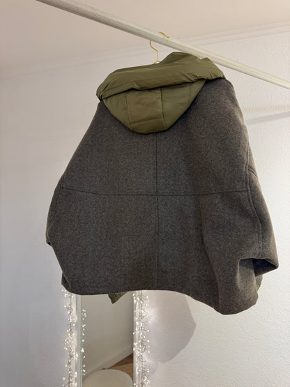 Jacke mit abnehmbarer Kapuze