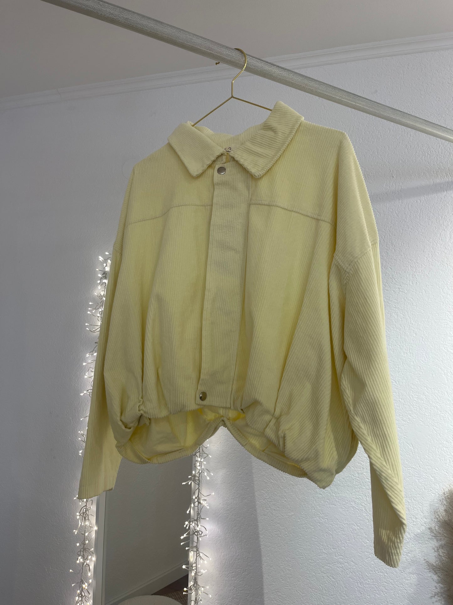 Dünne Cordjacke im Bomberstil