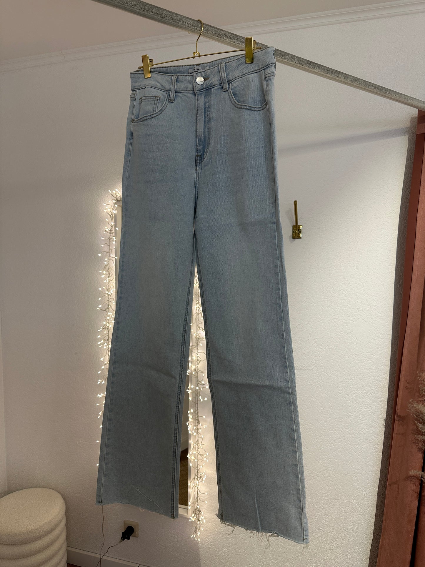 Dünne Jeans mit heller Waschung
