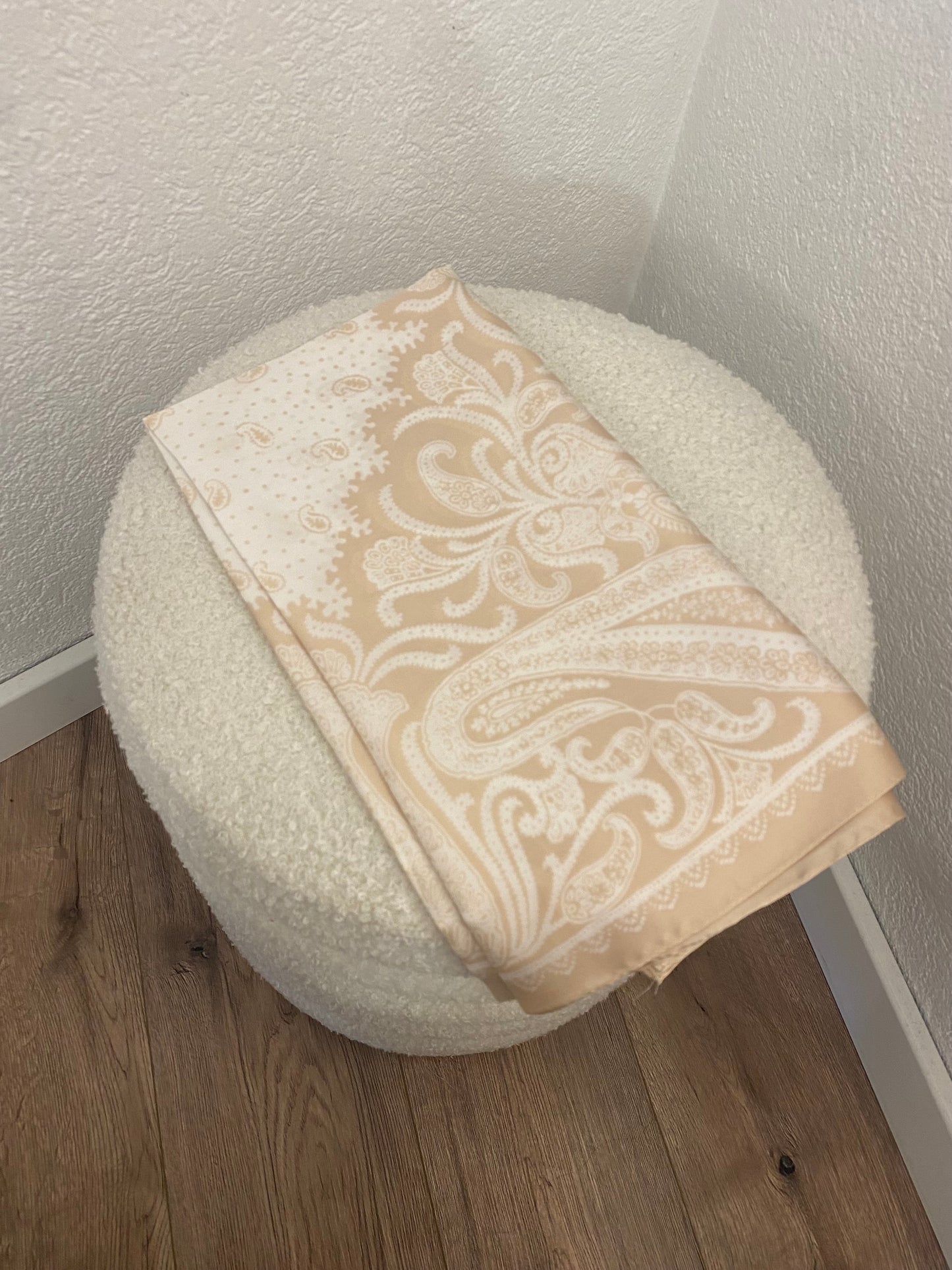 Seidentücher mit Paisley-Muster