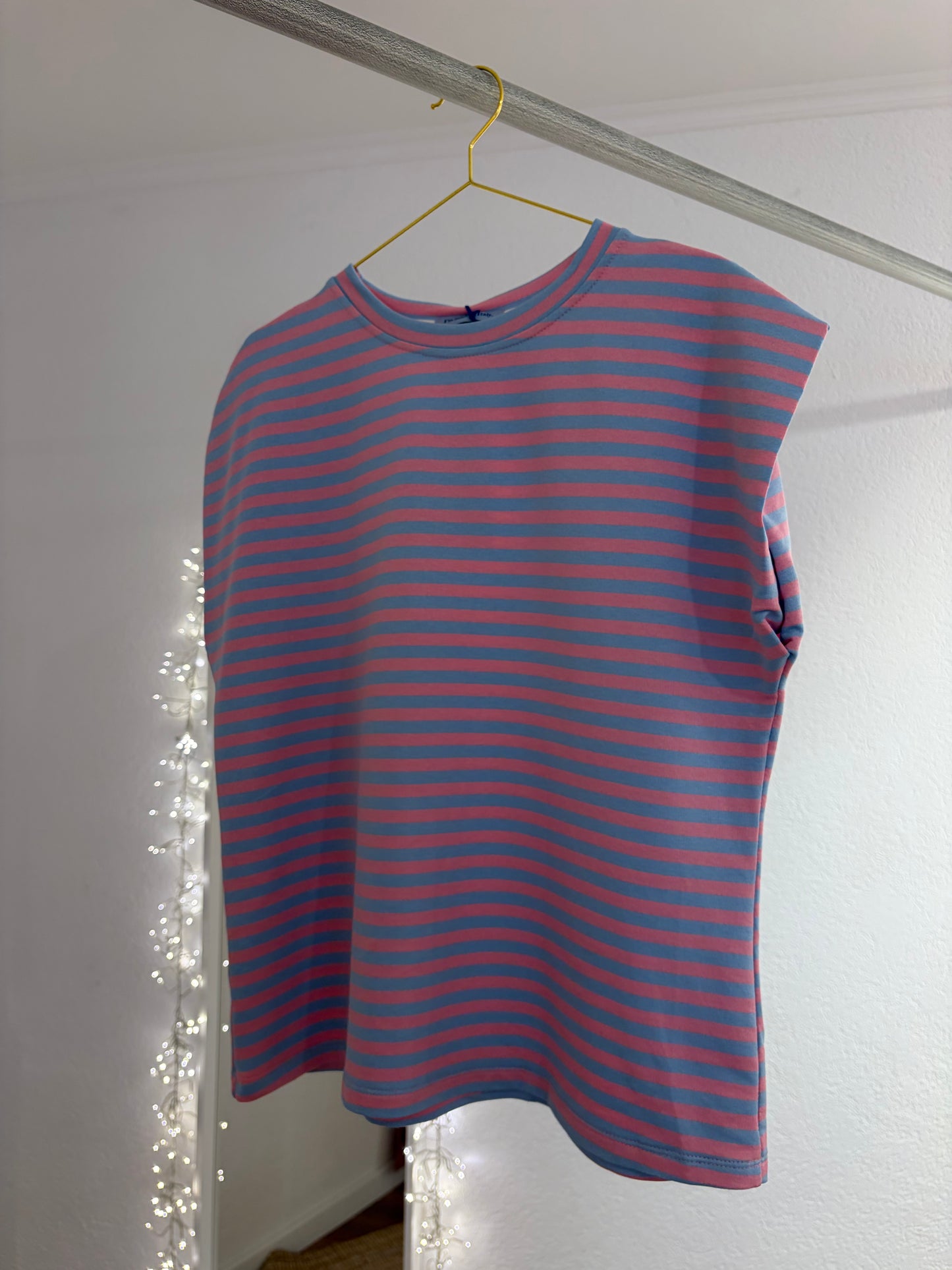 Überschnittenes Streifenshirt