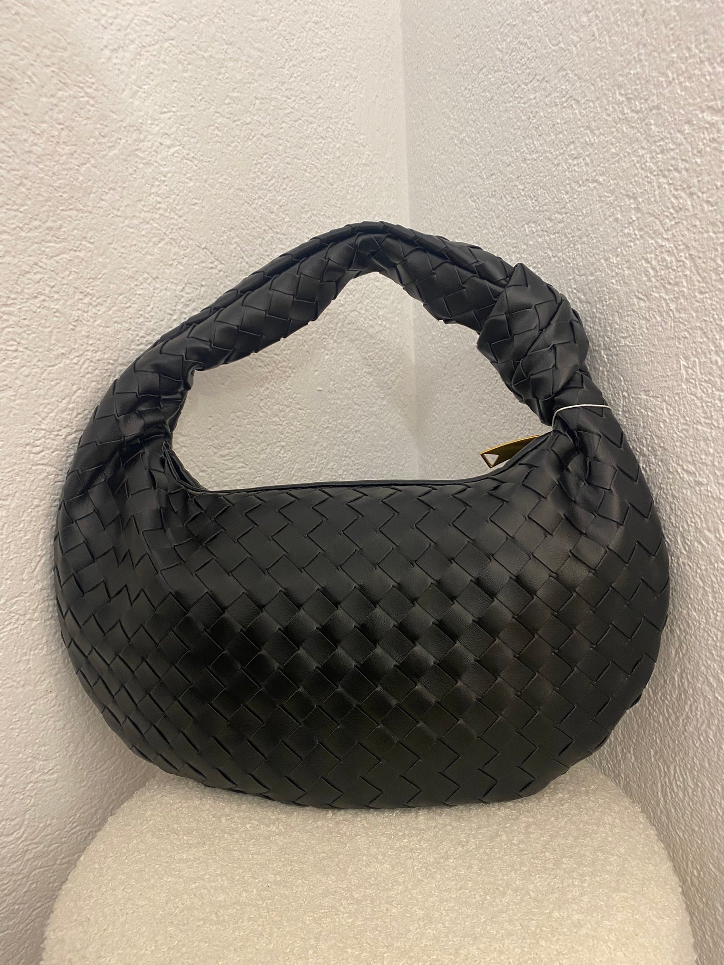 Große geflochtene Tasche mit Knoten in versch. Farben