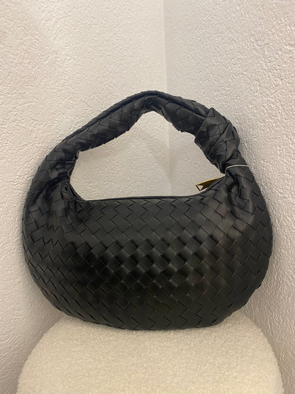 Große geflochtene Tasche mit Knoten in versch. Farben