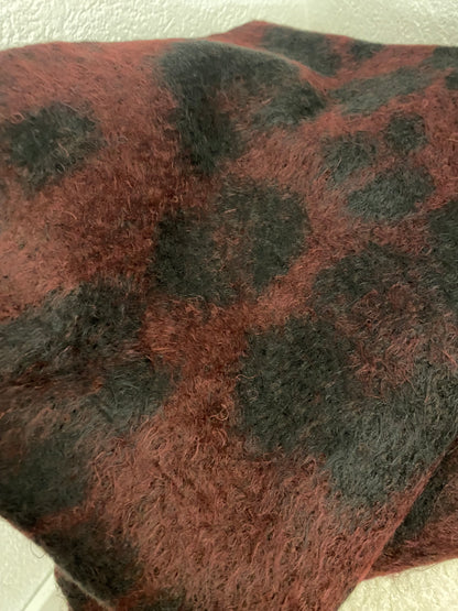 Schal in Bordeaux mit dezenten Leomuster