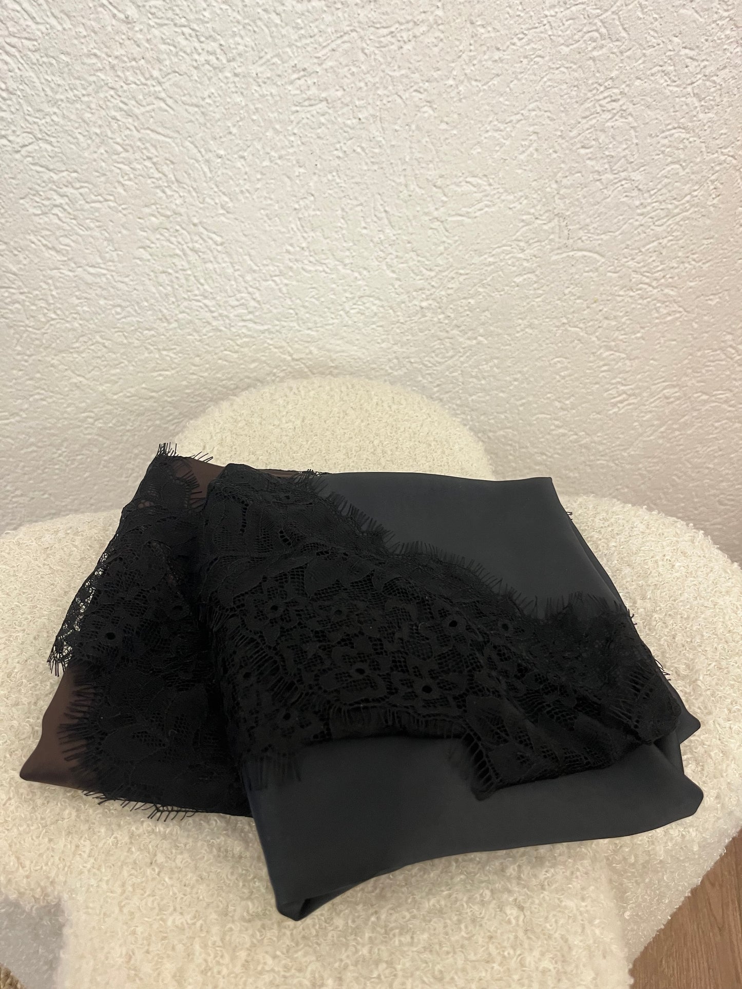 Dreiecks-Seidentuch mit Spitze versch. Farben