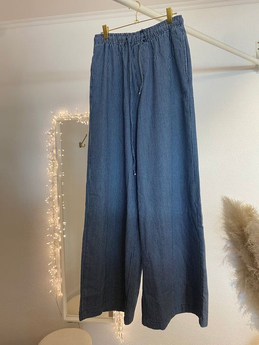 Weite, blaue gestreifte Hose