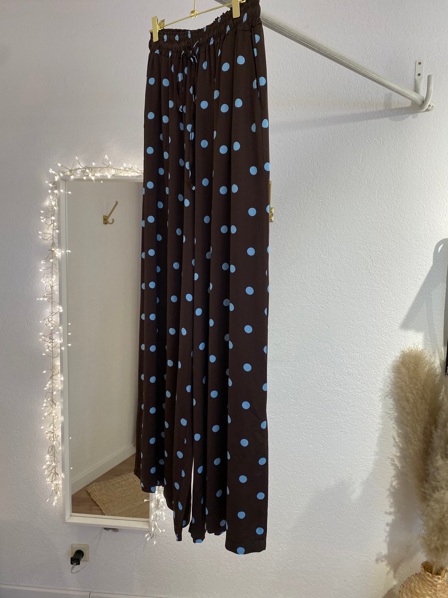Braune Seidenoptik Hose mit blauen Punkten