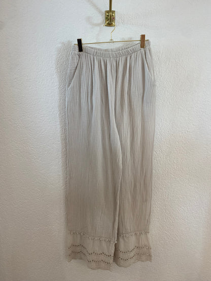 Musselinhose mit Spitzendetail