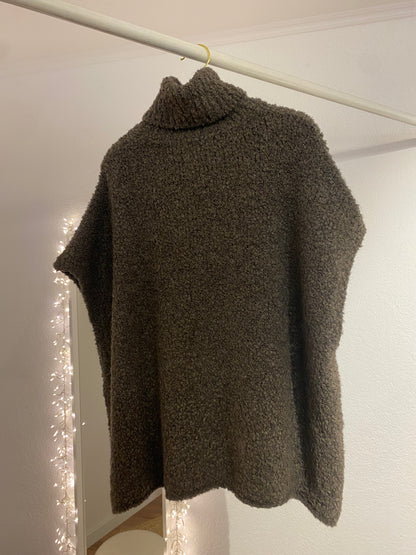 Boucle Strickweste mit Rollkragen