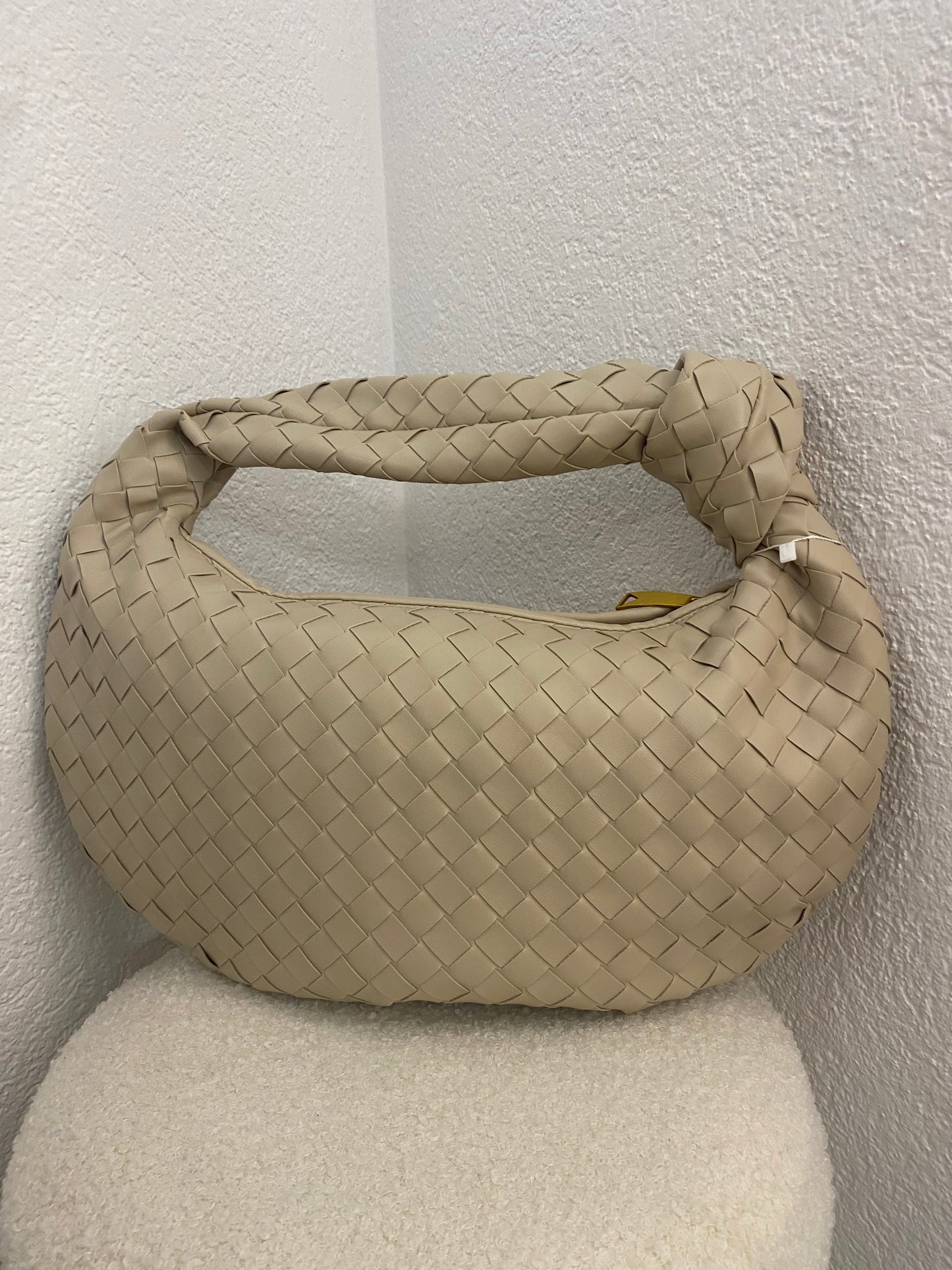 Große geflochtene Tasche mit Knoten in versch. Farben