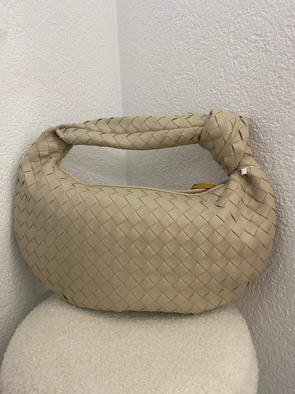 Große geflochtene Tasche mit Knoten in versch. Farben