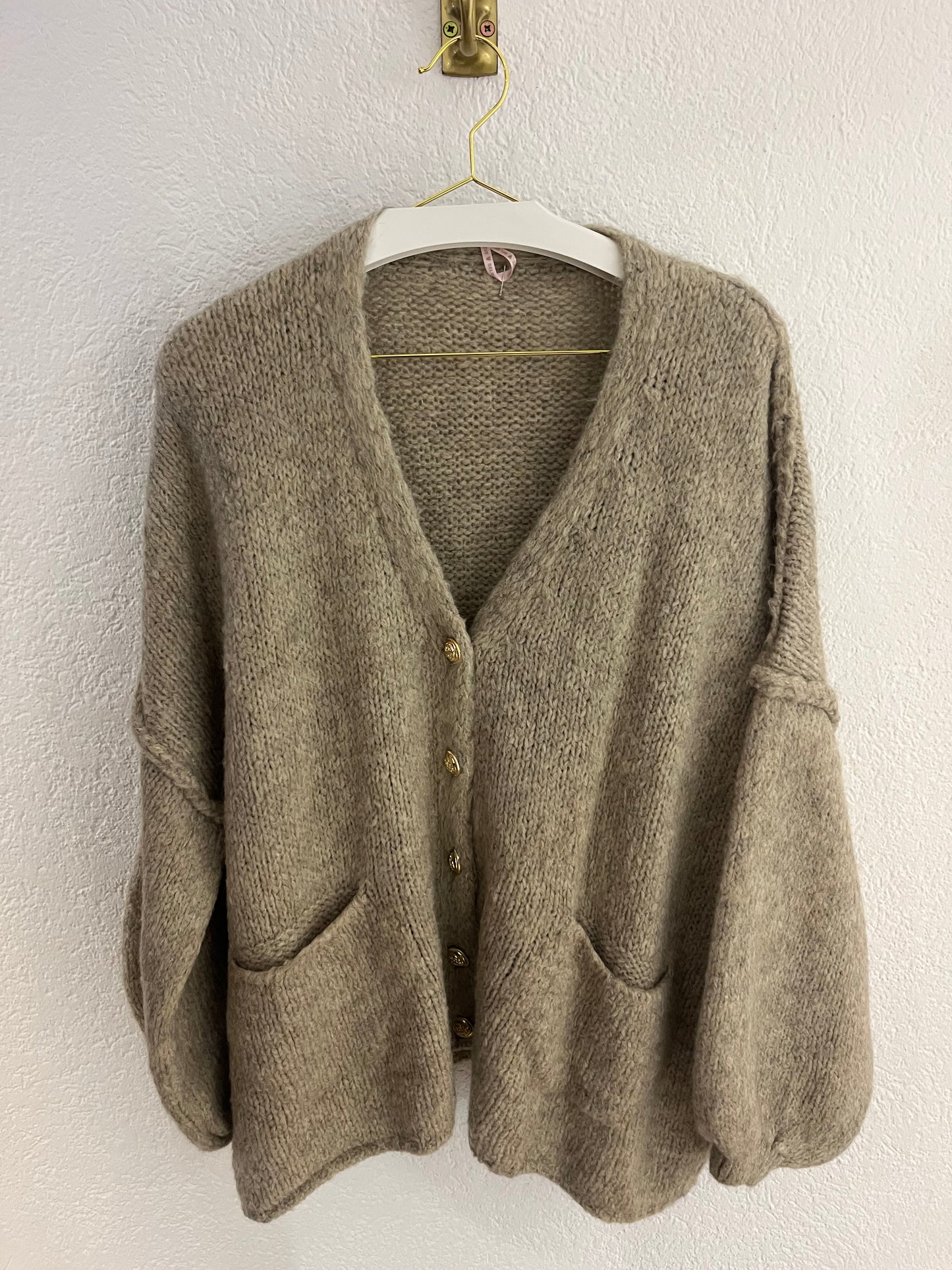 Weicher Oversized Cardigan mit vergoldeten Knöpfen