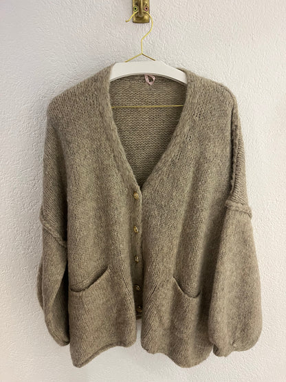 Weicher Oversized Cardigan mit vergoldeten Knöpfen