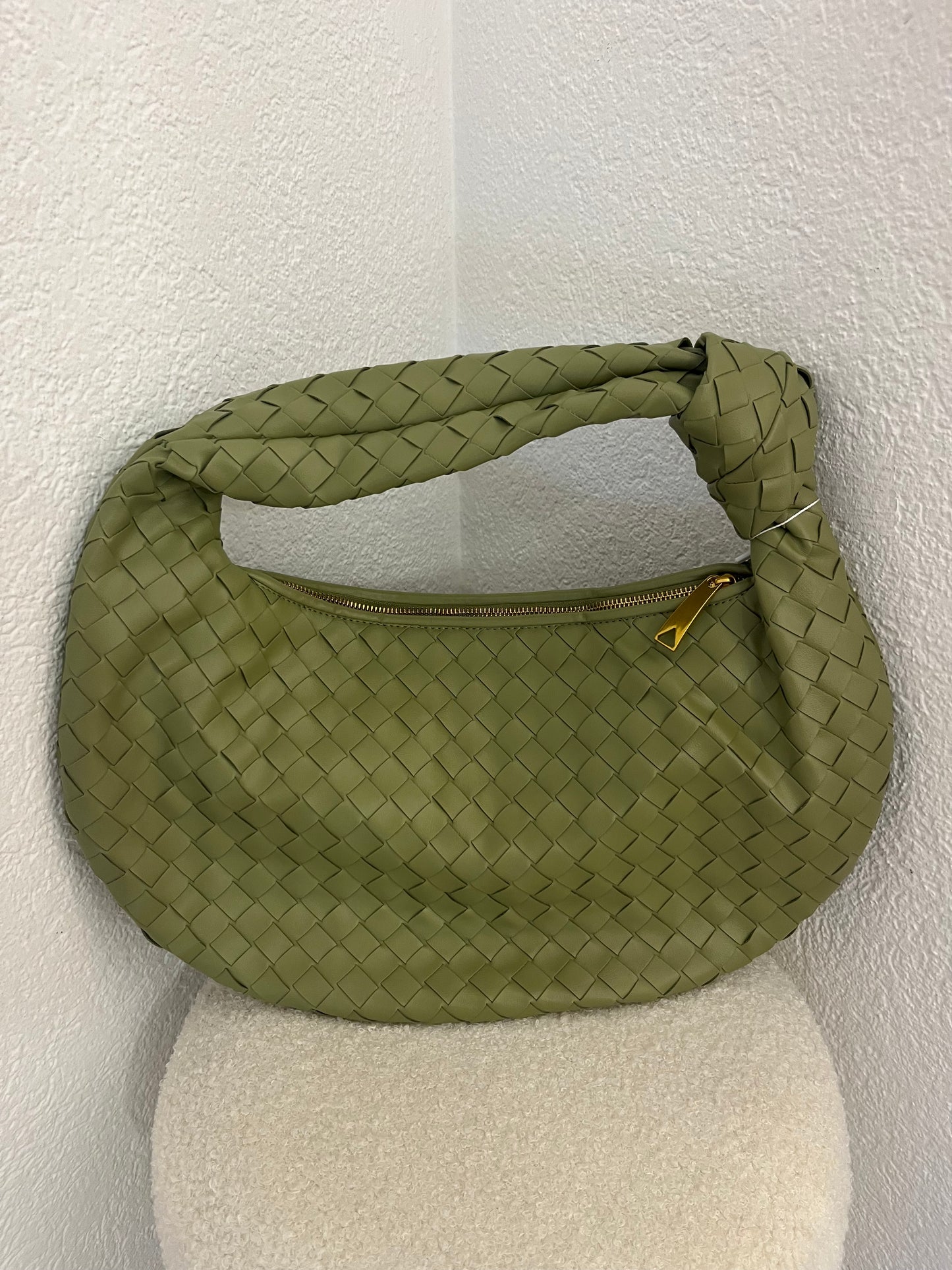 Große geflochtene Tasche mit Knoten in versch. Farben
