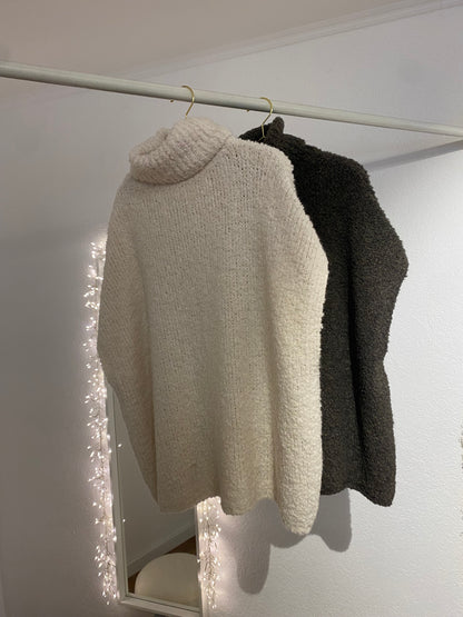 Boucle Strickweste mit Rollkragen