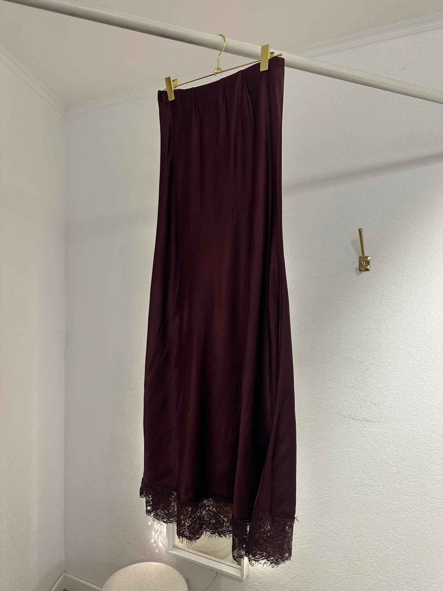 Rock in Seidenoptik mit Spitze