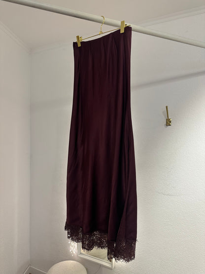 Rock in Seidenoptik mit Spitze