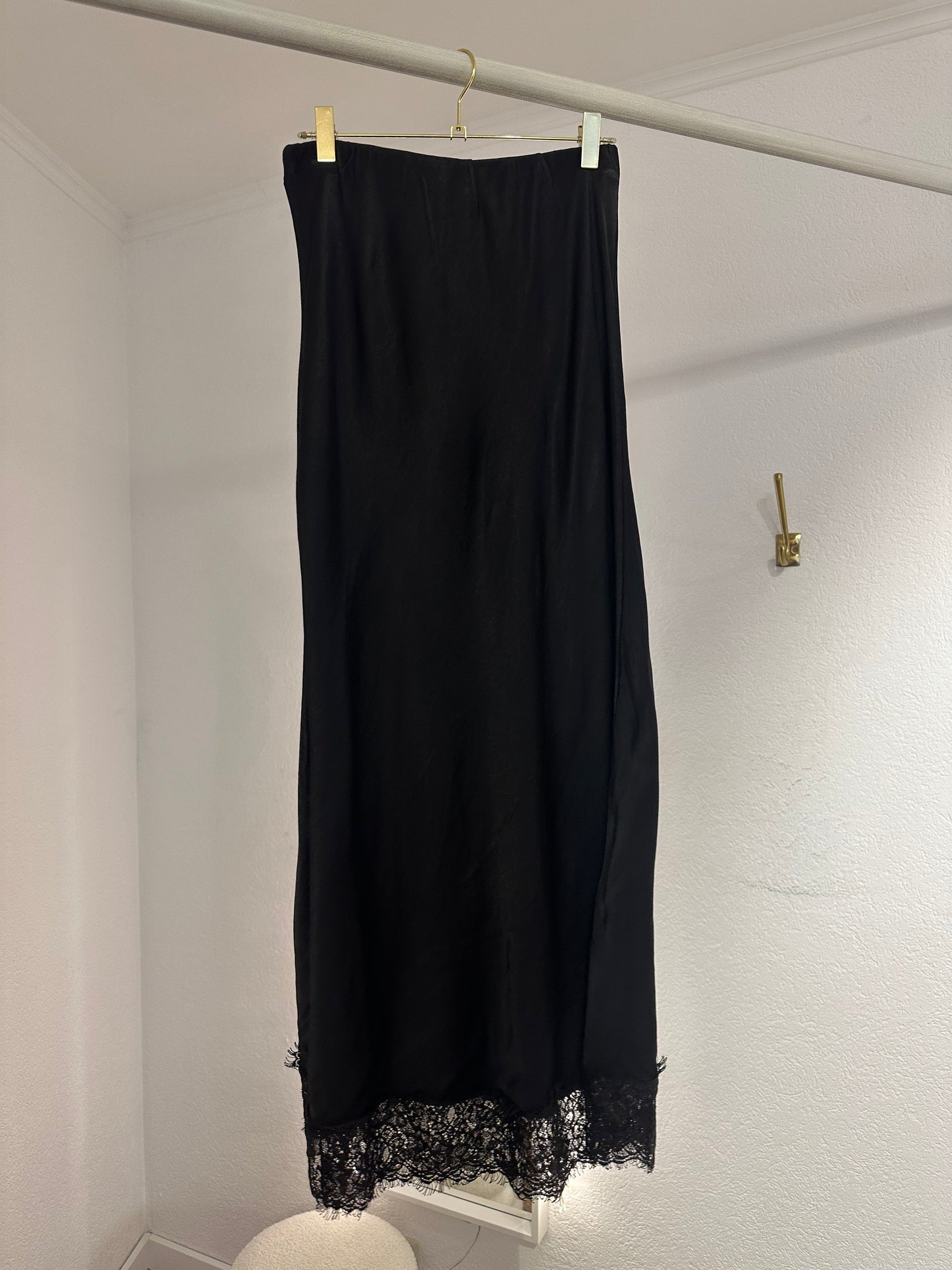 Rock in Seidenoptik mit Spitze