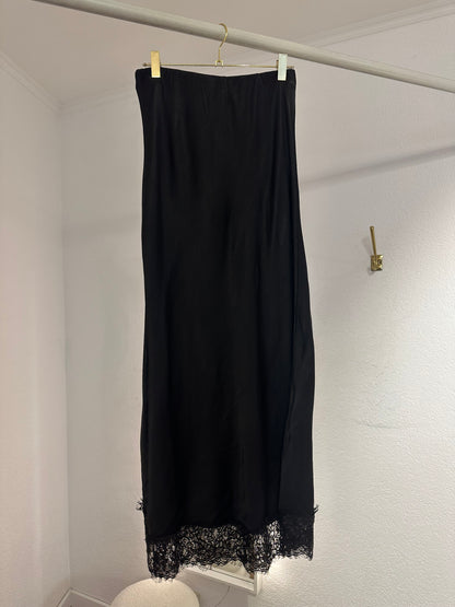 Rock in Seidenoptik mit Spitze