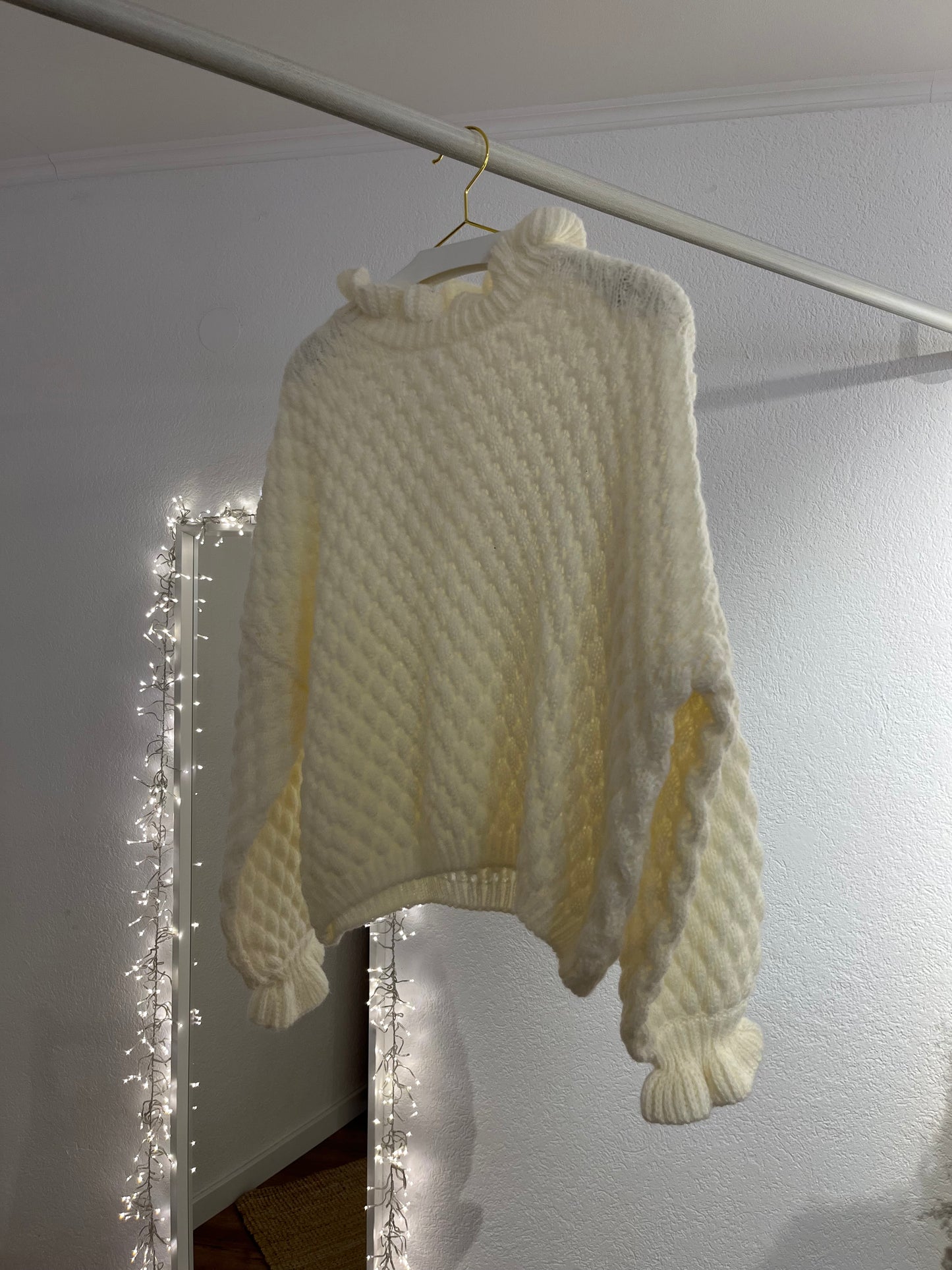Strickpulli mit Rüschen