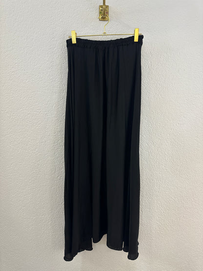 Weiter Rock in Seidenoptik versch. Farben