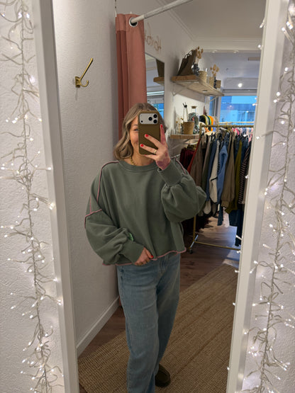 Sweater mit Kontrastnaht