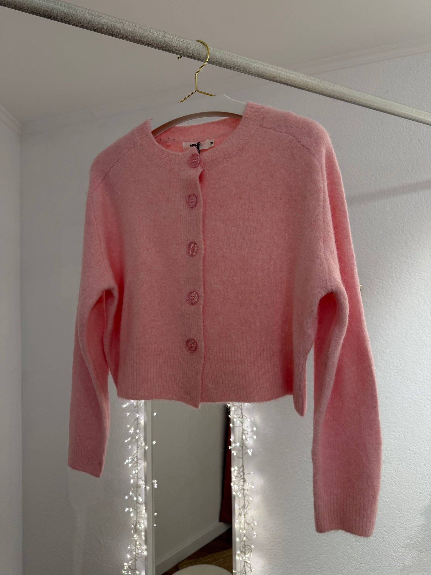 Kürzer geschnittene Cardigans versch. Farben