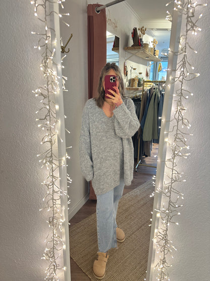 Langer Strickpulli mit V-Ausschnitt versch. Farben