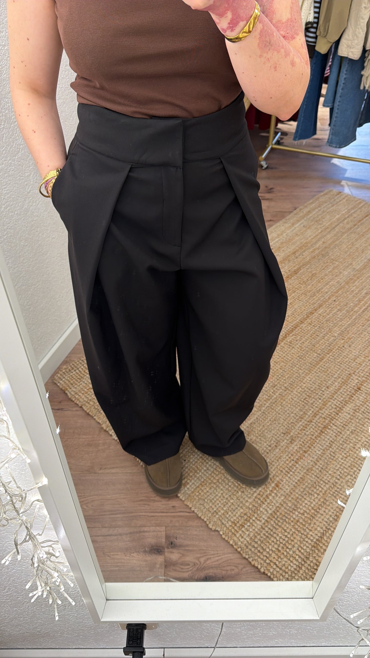 Hochgeschnittene Bundfaltenhose