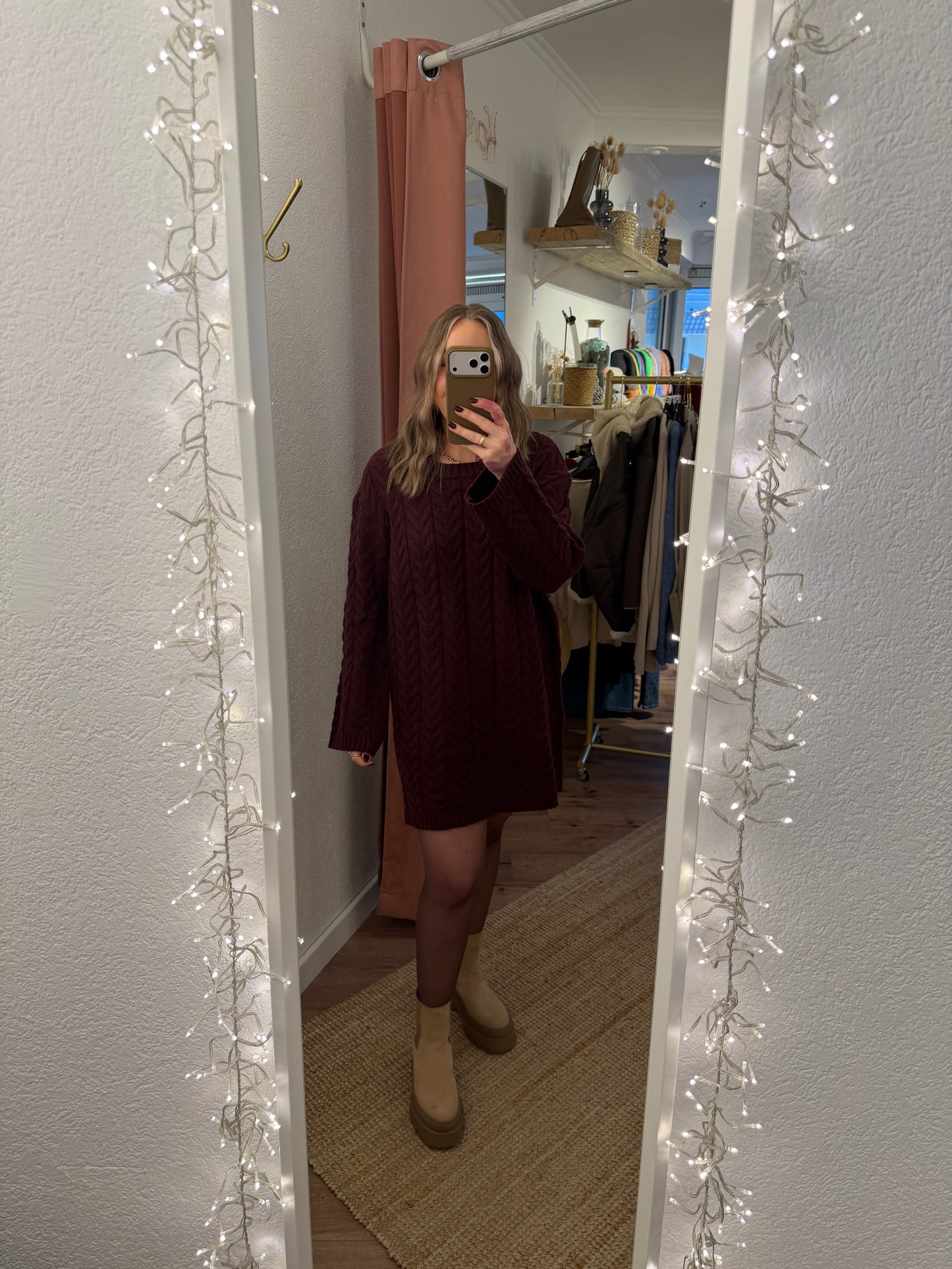 Kurzes Strickkleid mit Zopfstrickmuster