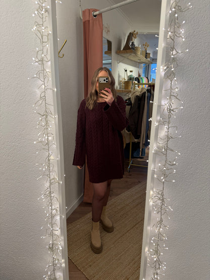 Kurzes Strickkleid mit Zopfstrickmuster